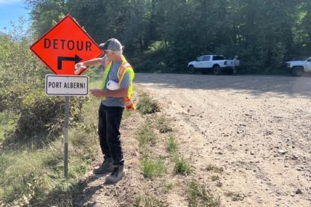 worker-cleans-detour-sign-on-gravel-detour-route-to-port-alberni-june-12-2023-photo.jpg