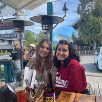 Katrijn having lunch with a friend at a restaurant patio